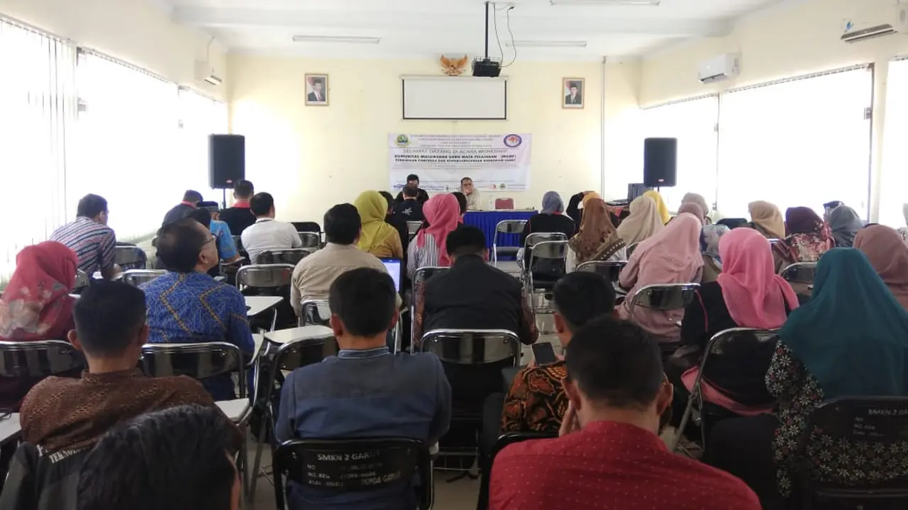 Sekitar 130 guru Pancasila di Garut tengah fokus mengikuti kelas jurnalis yang digelar MGMP – PPKN