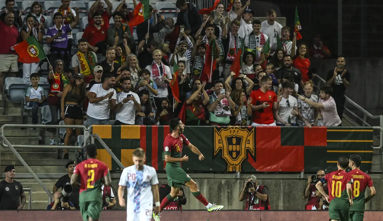 Selebrasi bek Timnas Portugal, Goncalo Inacio setelah mencetak gol pertama timnya ke gawang Luksemburg pada laga Grup J Kualifikasi Euro 2024 di Estadio Algarve, Selasa (12/9/2023) dini hari WIB. (AFP/Patricia De Melo Moreira)