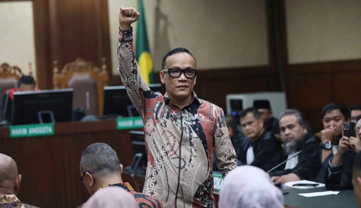 Mantan Wakil Menteri Ketenagakerjaan (Wamenaker), Immanuel Ebenezer Gerungan alias Noel, saat mengikuti sidang pembacaan tuntutan dari Jaksa Penuntut Umum (JPU) atas kasus dugaan pemerasan dan penerimaan gratifikasi terkait pengurusan sertifikasi Keselamatan dan Kesehatan Kerja (K3) di lingkungan kementerian Ketenagakerjaan di Pengadilan Tindak Pidana Korupsi, Jakarta, Senin (18/5/2026). (Kapanlagi.com/Budy Santoso)