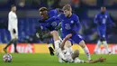 Striker Chelsea, Timo Werner, berusaha melawati pemain  Krasnodar, Igor Smolnikov, pada laga Liga Champions di Stadion Stamford Bridge, Rabu (9/12/2020). Kedua tim bermain imbang 1-1. (AP Photo/Kirsty Wigglesworth, Pool)