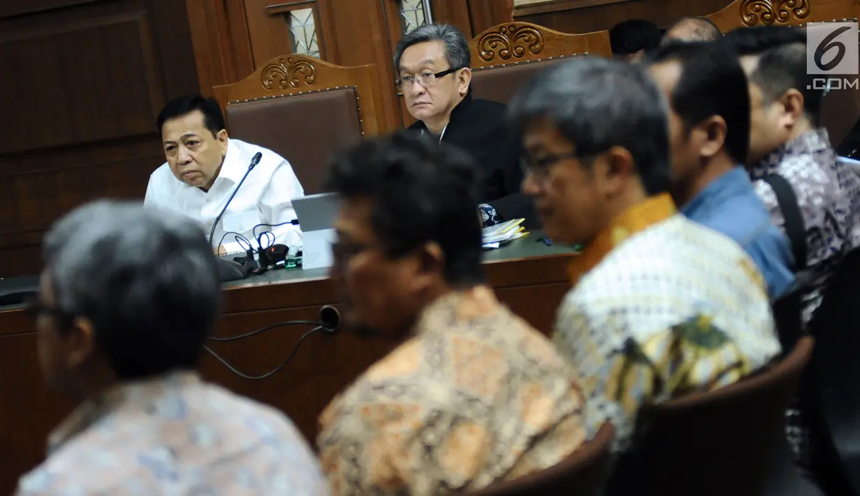 Terdakwa dugaan korupsi proyek e-KTP Setya Novanto (kedua kiri) menyimak keterangan saksi di Pengadilan Tipikor, Jakarta, Kamis (22/2). Tujuh saksi hadir di antaranya Dirut PT Quadra Solutions Anang Sugiana Sudihardjo. (Liputan6.com/Helmi Fithriansyah)
