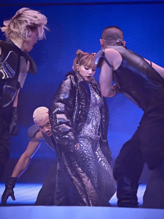 Ada Teknologi AI dan 3D Printing di Kostum Lisa BLACKPINK di Coachella 2025, Jadi Alternatif Busana Estetik Tanpa Kulit Hewan Eksotis