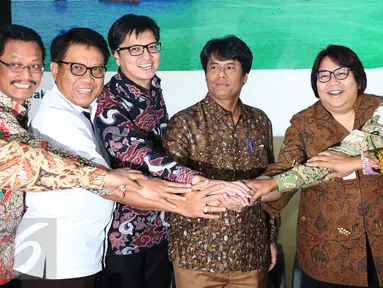 Dirut PT Pertamina Elia Massa Manik (keempat kiri) foto bersama usai jumpa pers di Gedung Pertamina, Jakarta, Kamis (16/3). Elia dipilih berdasarkan keputusan dari Rapat Umum Pemegang Saham (RUPS). (Liputan6.com/Angga Yuniar)