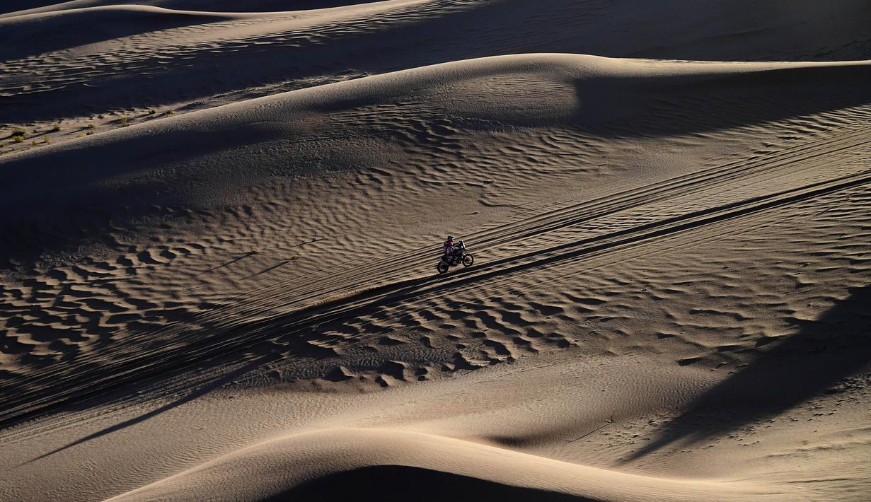 Pebalap Amerika Serikat, Ricky Brabec melintasi padang gurung pada Etape ke-8 Rally Dakar 2017 antara daerah Uyuni dan Salta di Argentina (10/1/2017).  (AFP/Franck Fife)