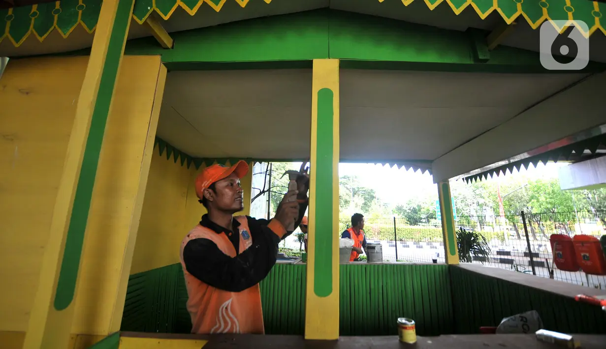 Petugas PPSU Kelurahan Joglo menyelesaikan pembangunan Taman Betawi di kolong Tol JORR W-2 Joglo, Jakarta Barat, Minggu (17/11/2019). Pembangunan Taman Betawi di kolong Tol JORR W-2 Joglo bertujuan agar lokasi tersebut menjadi sarana rekreasi warga sekitar. (merdeka.com/Iqbal Nugroho)