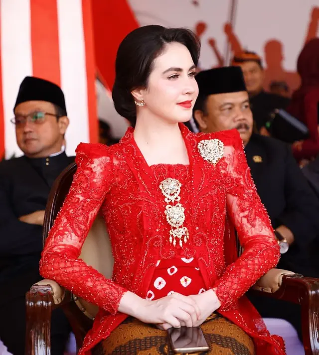 Sama-sama jadi istri pejabat, ini 6 beda gaya Arumi Bachsin dan Chacha Frederica kenakan kebaya