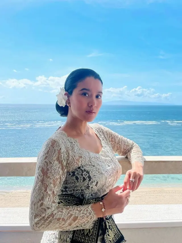 Marcella Zalianty Kenakan Kebaya Putih khas Bali saat Liburan