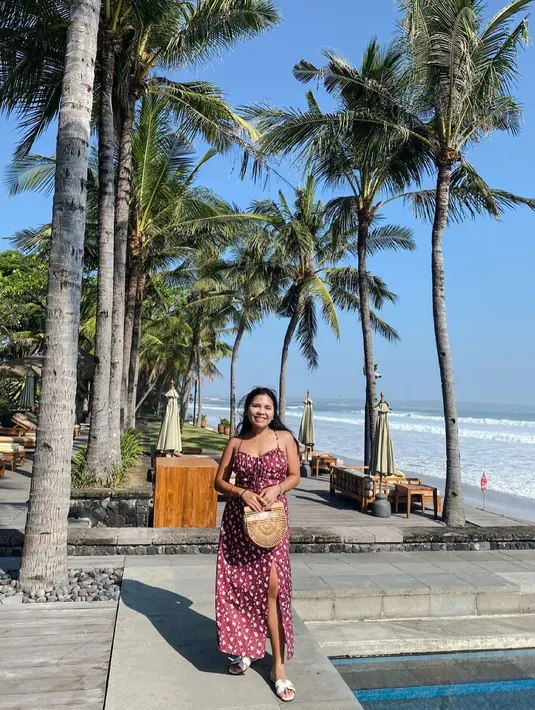 Tidak hanya pintar, penampilan perempuan kelahiran 1995 itu yang elegan dan berkelas kerap mencuri perhatian.