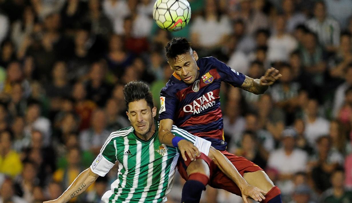 Pemain Barcelona, Neymar, duel dengan pemain Real Betis, Alvaro Cejudo, dalam laga La Liga Spanyol di Stadion Benito Villamarin, Sevilla, Minggu (1/5/2016) dini hari WIB. (AFP/Cristina Quicler)