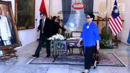 Menteri Luar Negeri RI Retno Marsudi (kanan) bersiap melakukan perbincangan empat mata dengan Menteri Luar Negeri Malaysia, Dato' Saifuddin Abdullah di Gedung Pancasila, Jakarta, Senin (23/7). (Liputan6.com/Helmi Fithriansyah)