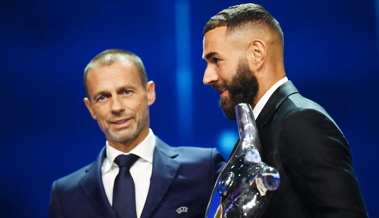 Foto: Senyum Semringah Karim Benzema Saat Dinobatkan Sebagai Pemain