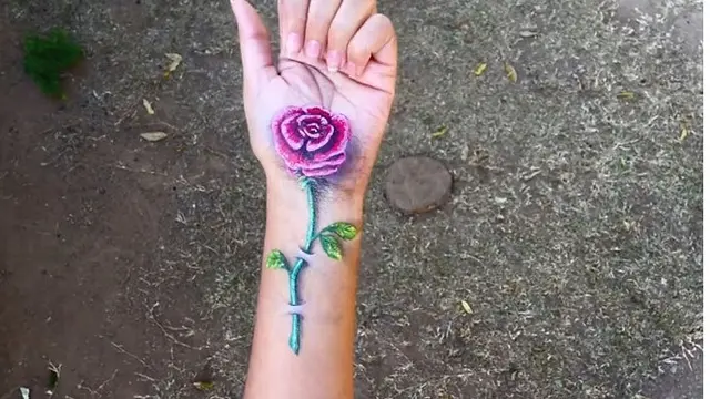 Gadis Tuna Rungu Ini Bikin Lukisan 3D di Tangan, 7 Hasilnya Kreatif Banget