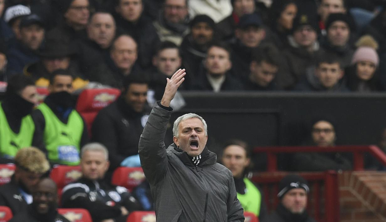 Pelatih Manchester United, Jose Mourinho memberikan instruksi kepada anak asuhnya saat melawan Huddersfield Town pada laga Premier League di Old Trafford, Manchester, (3/2/2018). MU menang 2-0. (AFP/Paul Ellis)