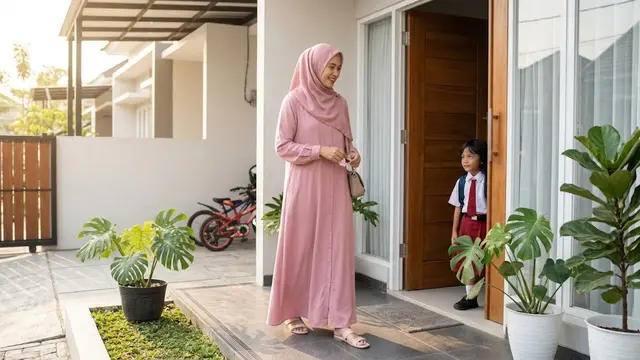 Model Baju Gamis Polos Modern Terbaru untuk Ibu-ibu Antar Jemput Anak