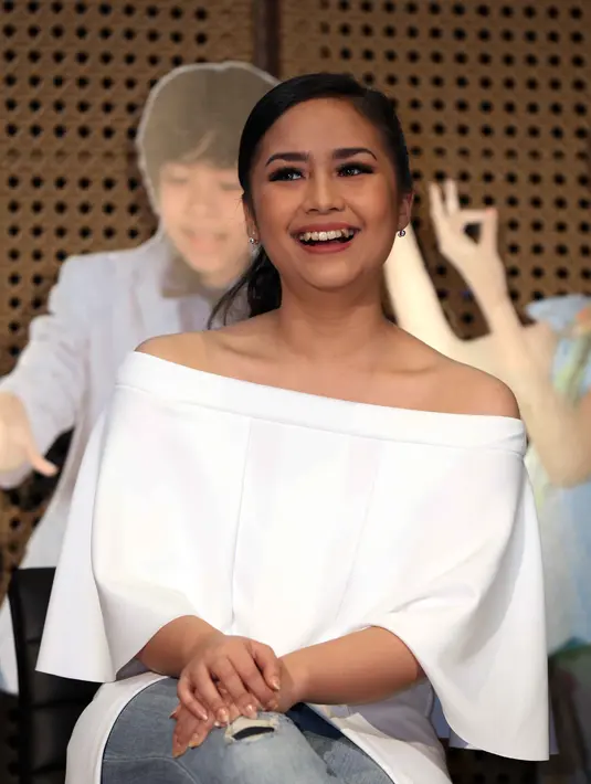 "Jadi makan waktu sih. Aku pengin coba sesuatu yang berbeda. Aku pikirin kalau konsepnya stop bully di sekolah, bosen. Aku tercetus ide superhero. Yang ikonik," ujar Gita yang serius di industri musik ini. (Nurwahyunan/Bintang.com)