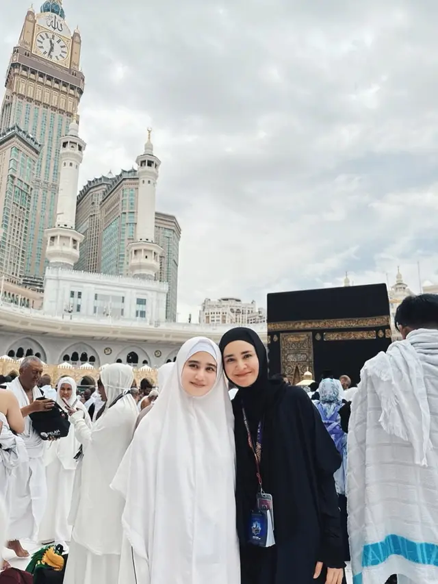 Punya Wajah Serupa, Tissa Biani dan Michelle Ziudith Tampil Bak Anak Kembar Saat Umroh Bareng
