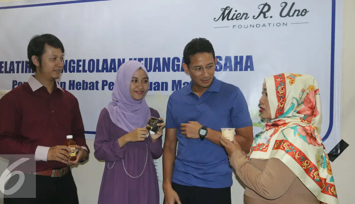 Sandiaga Uno berbincang dengan peserta saat  pelatihan kepada peserta program Perempuan Hebat, Perempuan Mandiri, Jakarta (14/2). Program diikuti 40 peserta di inisiasi oleh CSR PT Saratoga Investama Sedaya, Tbk. (Liputan6.com/Gempur M Surya)