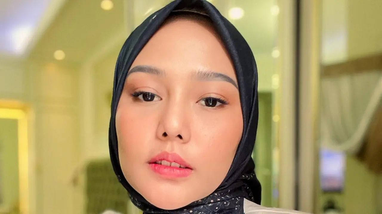 Penampilan Dara Arafah Mengenakan Hijab Hitam, Semakin Memesona