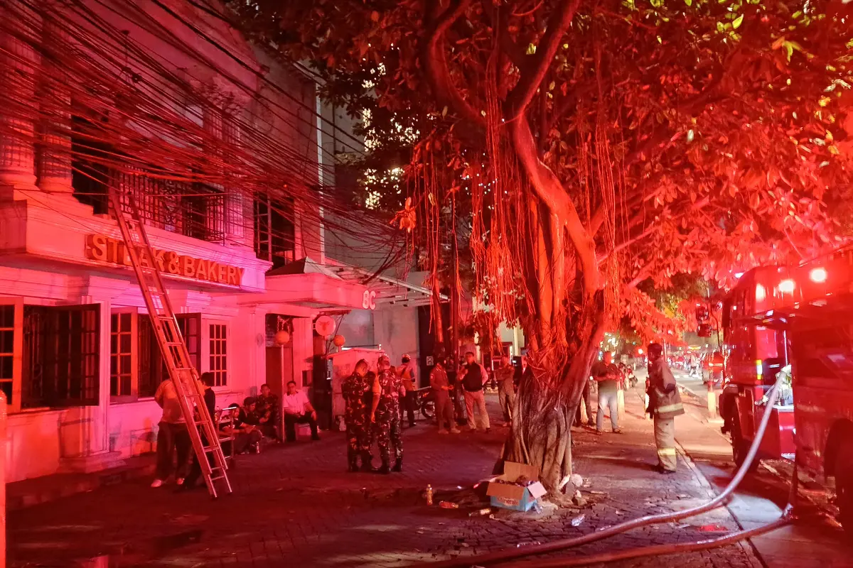 Suasana di sekitar restoran steak Jalan HOS Cokroaminoto, Menteng, Jakarta Pusat, masih tampak gelap beberapa saat setelah kebakaran berhasil dipadamkan. (Dimas Ramadhan)