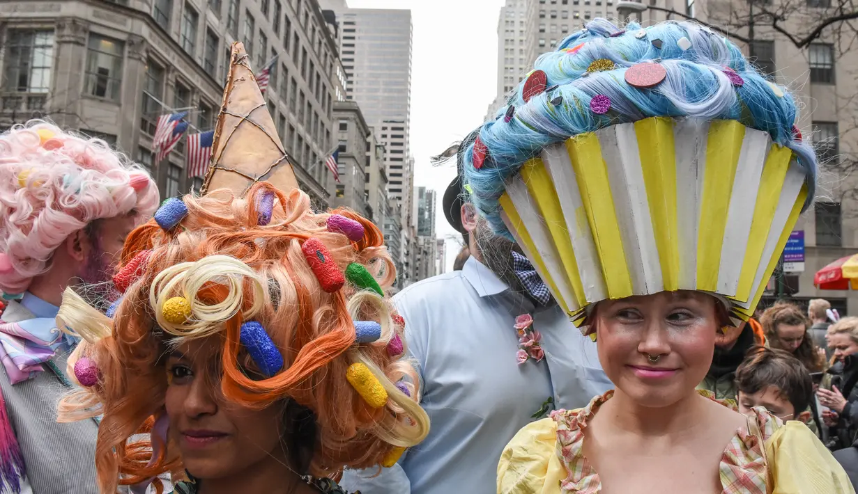 Dua peserta mengenakan kostum berbentuk kue saat mengikuti parade Paskah tahunan di sepanjang 5th Ave di New York City (4/1). Acara parade Paskah ini diramaikan ribuan orang setiap tahunnya. (Stephanie Keith / Getty Images / AFP)