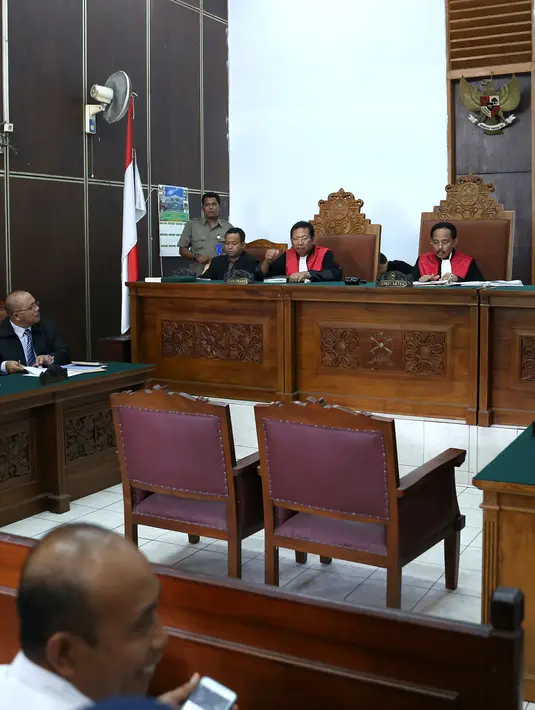 Farhat Abbas bersama kuasa hukumnya, Purba, di Pengadilan Negeri Jakarta Selatan, Senin (10/8/2015). (Galih W. Satria/Bintang.com)
