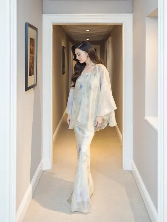 One set printed silk blouse warna cerah dapat memberi impresi elegan secara instan. Lihat saja tampilan Raline Shah satu ini. [@ralineshah]