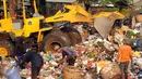 Sebuah alat berat beroperasi menumpuk sampah di TPSS Kalibata, Jakarta, Rabu (4/11/2015). Rencananya, TPST atau Intermediate Treatment Facilities di Marunda akan mampu mengolah sampah hingga 1.500 ton per hari. (Liputan6.com/Helmi Fithriansyah)
