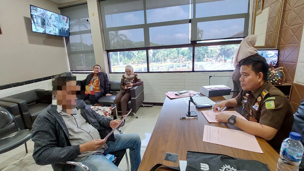Kantor Wilayah Direktorat Jenderal Pajak (Kanwil DJP) Jakarta Timur menyerahkan 1 orang tersangka pengemplang pajak beserta barang bukti yang diperoleh selama proses penyidikan kepada Kejaksaan Negeri Jakarta Timur.