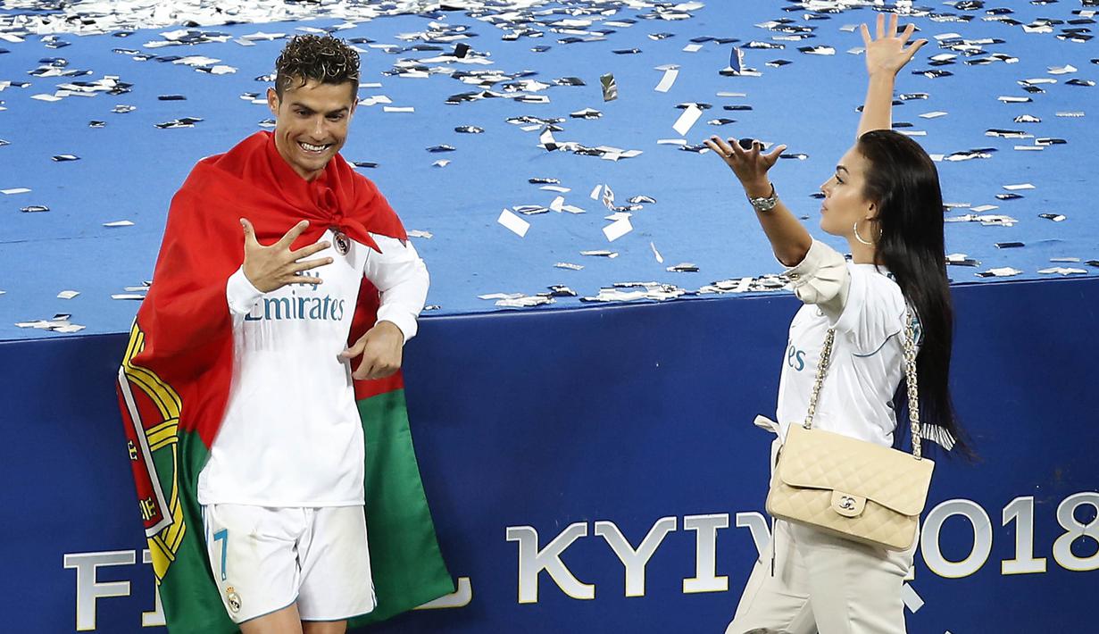Bintang Real Madrid, Cristiano Ronaldo, bersama kekasih merayakan gelar juara Liga Champions ke-13 usai mengalahkan Liverpool di Stadion Olimpiyskiy, Kiev, Sabtu (26/5/2018). Madrid menang 3-1 atas Liverpool. (AP/Darko Vojinovic)