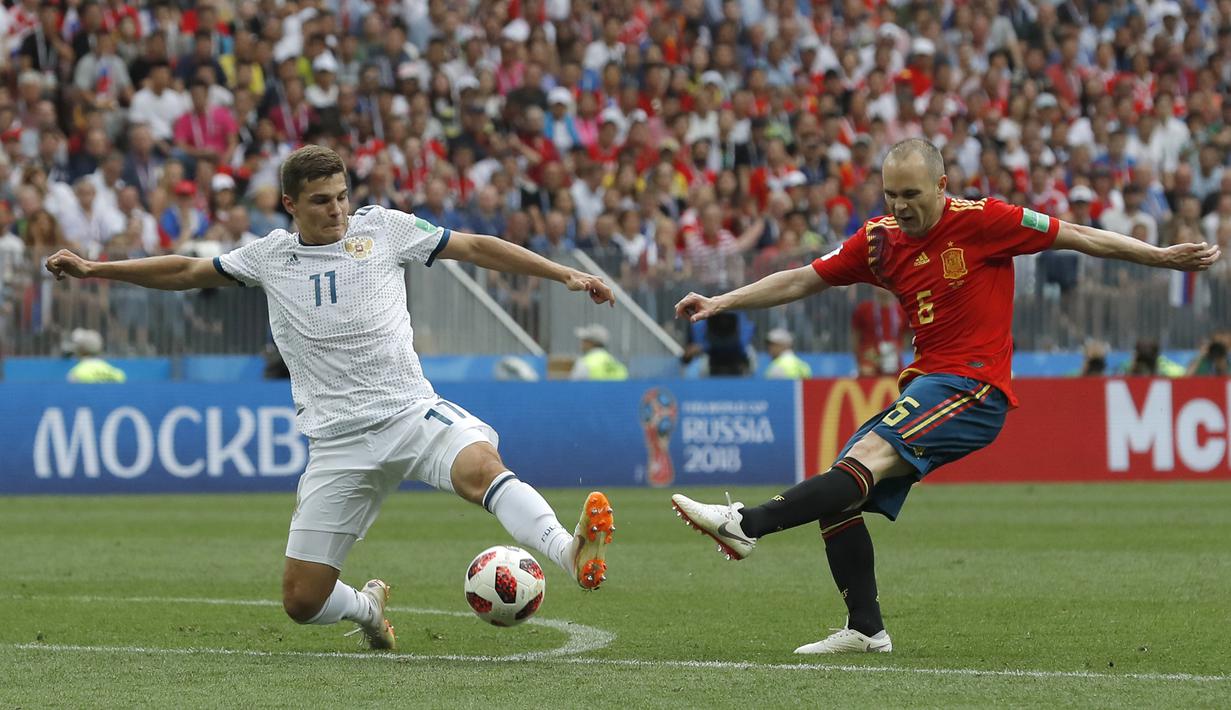 Aksi pemain Spanyol, Andres Iniesta mengecoh pemain Rusia, Roman Zobnin pada laga 16 besar Piala Dunia 2018 di  Luzhniki Stadium, Moskow, Rusia, (1/7/2018). Rusia menang penalti atas Spanyol Spain 4-3. (AP/Manu Fernandez)