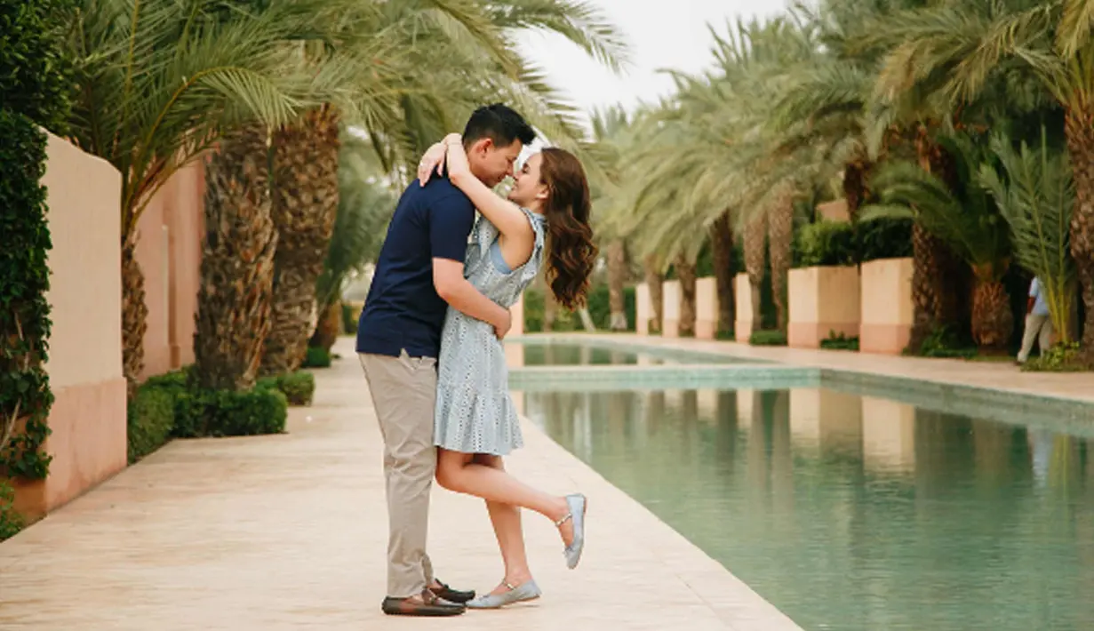 Aktris Shandy Aulia berpelukan dengan sang suami, David Herbowo di samping kolam di hotel Amanjena, Maroko. Shandy bersama sang suami menginap di satu di antara resort termewah di seantero Maroko. (Instagram/@ShandyAulia)
