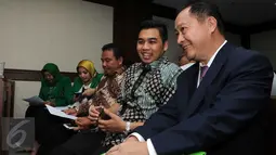 Kuasa hukum PPP kubu Djan Faridz dan beberapa simpatisan partai menghadiri sidang perdana di PN Jakarta Pusat, Selasa (15/3). Hakim menunda sidang gugatan PPP kubu Djan Faridz terhadap Presiden Jokowi beserta 2 menterinya. (Liputan6.com/Helmi Afandi)