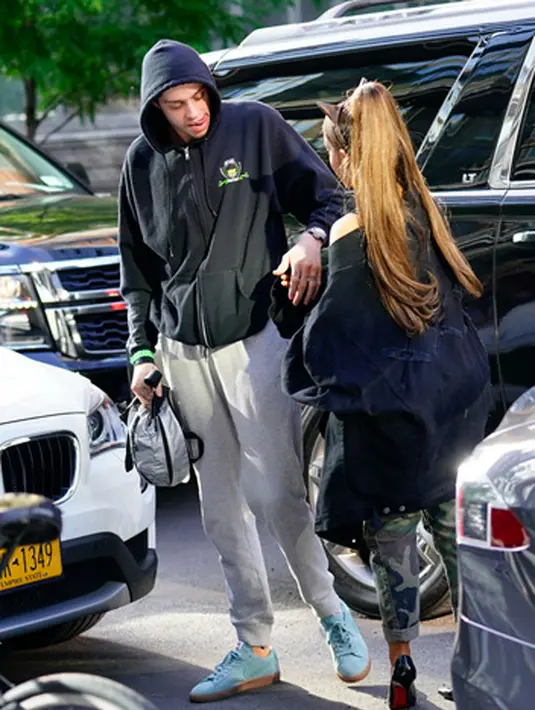 "Dia melamarku dengan sederhana dan sangat manis," ujar Ariana Grande. (SplashNews/HollywoodLife)