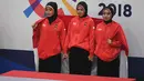 Tim pencak silat seni beregu putri Indonesia, Pramudita Yuristya (kiri), Lutfi Nurhasanah (tengah) dan Gina Tri Lestari (kanan) bersiap menerima medali emas Asian Games 2018, Jakarta, Rabu (29/8). (ANTARA FOTO/INASGOC/Melvinas Priananda/nak/18)