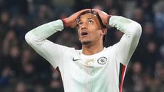 Pemain Chelsea, Joao Pedro, tampak kecewa setelah menelan kekalahan dari Atalanta pada matchday 6 fase grup Liga Champions 2025/2026 di New Balance Arena, Rabu (10/12/2025). (AP Photo/Antonio Calanni)