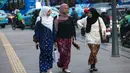 Raden Ajeng Kartini berjuang melalui pemikiran yang dituangkan dalam surat-suratnya yang didokumentasikan dalam buku berjudul "Door Duisternis tot Licht" atau Habis Gelap Terbitlah Terang. Tampak dalam foto, beberapa perempuan mengenakan kebaya saat melintas di sekitar kawasan Bundaran Hotel Indonesia, Jakarta, Selasa (21/4/2026). (Kapanlagi.com/Budy Santoso)