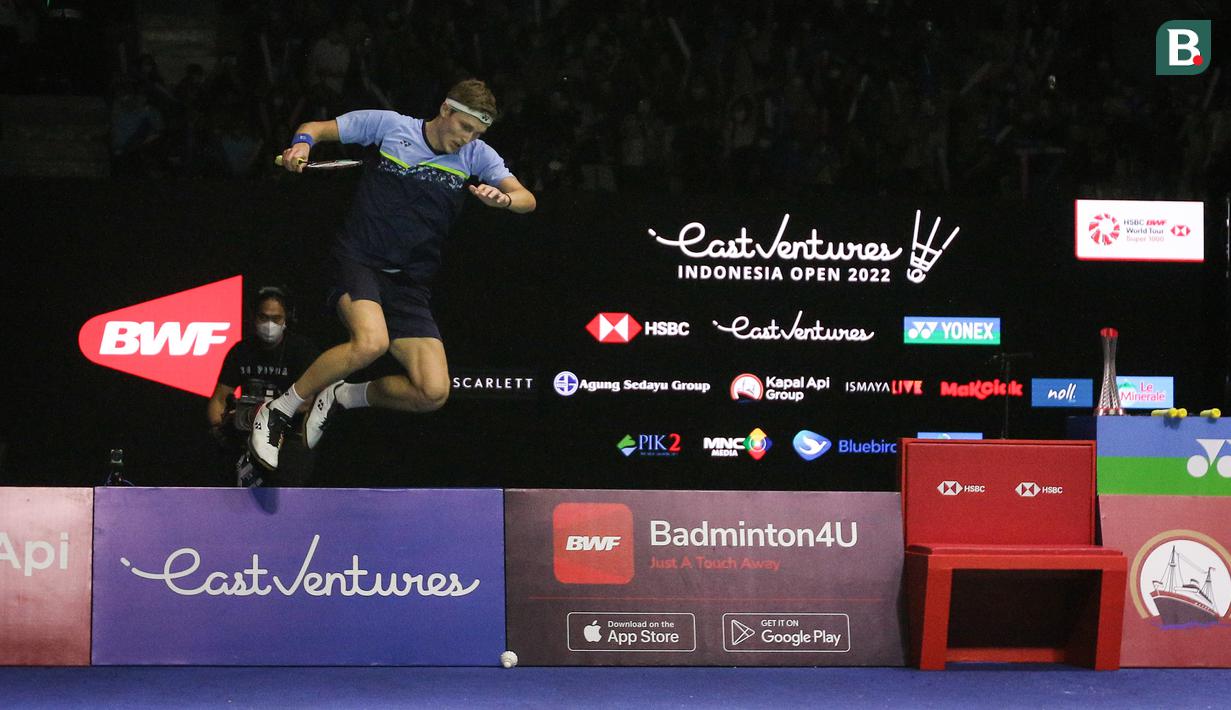 Sementara Viktor Axelsen mengalahkan wakil Malaysia, Lee Zii Jia dalam laga seru di semifinal dengan 19-21, 21-11 dan 23-21. (Bola.com/Bagaskara Lazuardi)