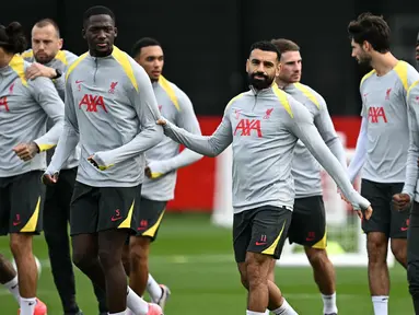 Pemain Liverpool, Ibrahima Konate (kedua kiri) dan Mohamed Salah saat sesi latihan menjelang matchday 2 league phase Liga Champions 2024/2025 melawan Bologna, di pusat latihan AXA di Liverpool, Inggris, pada 1 Oktober 2024. (Paul ELLIS/AFP)