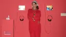 Tiba di Qatar, Bella Hadid tampil dengan outfit bernuansa merah. Tujuan pertama Bella Hadid adalah mengunjungi pameran Palestine yang ada di Doha [instagram/bellahadid]