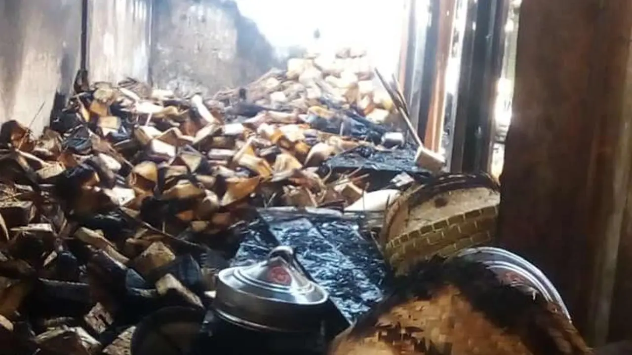 Sejumlah bahan material sisa kebakaran blok D pasar Ciawitali, Garut, Jawa Barat nampak gosong dan menjadi abu di sekitar lokasi kejadian berlangsung dini hari tadi