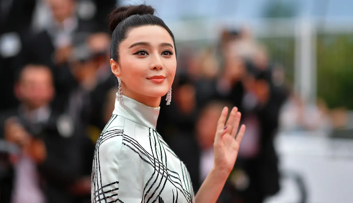 <p>Tak hanya jadi salah satu bintang film dengan bayaran termahal, Fan Bingbing juga menjadi brand ambassador produk mahal. Dua di antaranya adalah Gucci dan L'Oreal Paris. (AFP PHOTO / ANNE-CHRISTINE POUJOULAT)</p>