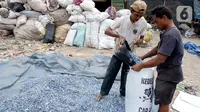 Pekerja memasukkan leburan sampah plastik yang sudah dijemur di gudang pengolahan sampah plastik kawasan Bekasi, Rabu (15/9/2021). Skema ekonomi sirkular mampu menjaga keberlanjutan lingkungan sekaligus memberikan manfaat ekonomi dalam hal daur ulang sampah. (Liputan6.com/Herman Zakharia)
