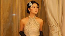 Sebagai seorang penyanyi dak aktris, Yoriko Angeline yang baru lulus dari Western Michigan University ini popularitasnya kian meroket. Sampai saat ini sudah banyak sekali film maupun series yang diperankannya. Tidak heran, sahabat dari Azizah Salsha ini memiliki banyak penggemar. (Liputan6.com/IG/@yorikooangln_)