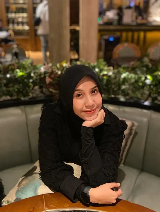 Tampil dengan riasan natural, penampilan Nadya dengan kaus hitam ini membuat potretnya kian menawan. Kendati demikian mantan kekasih Kaesang ini nampaknya belum memiliki pasangan kembali.(Liputan6.com/IG/@nadrifta)