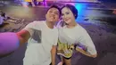 Bella adalah gadis asal Madiun yang kini berusia 24 tahun. Selain jadi bintang video klip Los Dol, Bella Bonita berperan sebagai Ayu dalam series Kalih Welasku bersama Denny Caknan.
(Liputan6.com/IG/@denny_caknan)