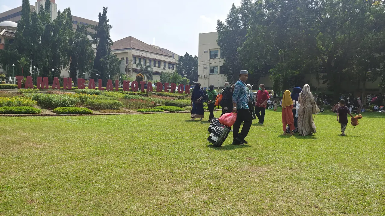Rombongan jemaah haji asal Kota Depok tiba di Balai Kota Deppk dan langsung dites swab. (Liputan6.com/Dicky Agung Prihanto)