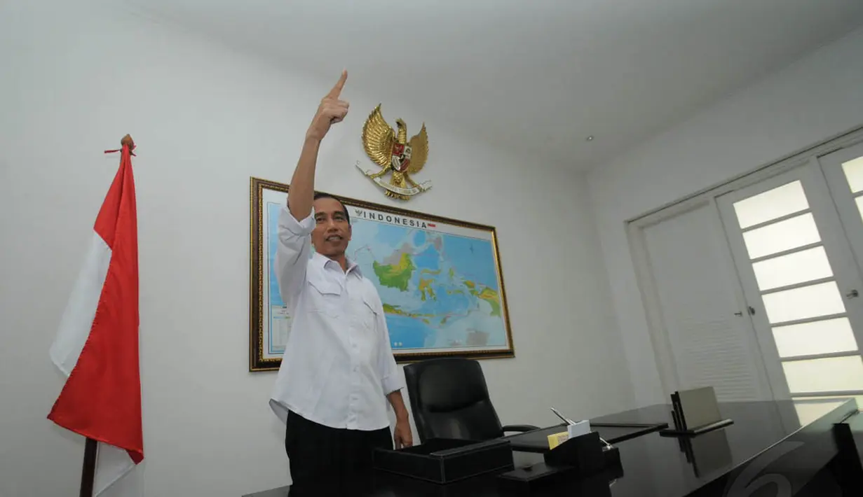 Di salah satu dinding ruangan terdapat burung garuda Pancasila dan peta Indonesia, Jakarta, Senin (4/8/14). (Liputan6.com/Herman Zakharia)  