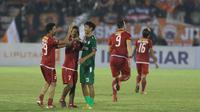 Mantan pemain Persija yang kini membela PSMS. Amarzukih (tengah) bersama Ramdani Lestaluhu dan Sandi Sute usai laga pertama semifinal Piala Presiden 2018 di Stadion Manahan, Solo, Jawa Tengah, Sabtu (10/2). (Liputan6.com/Helmi Fithriansyah)