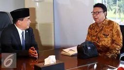 Ketua DPR Ade Komaruddin (kiri) berbincang dengan Menteri Dalam Negeri Tjahjo Kumolo di Kompleks Parlemen, Senayan, Jakarta, Rabu (16/11). Pertemuan tersebut membahas Rancangan Undang-undang Pemilihan Umum (Pemilu). (Liputan6.com/Johan Tallo)