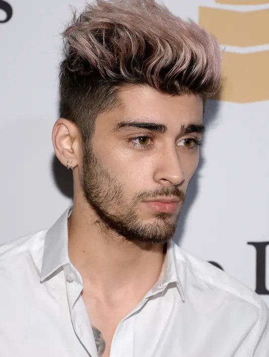 Banyak pujian netizen untuk pose seksi Zayn Malik. Tubuh kekar dan penuh tatto menjadi daya tarik penyanyi yang berusia 23 tahun. (AFP/Bintang.com)